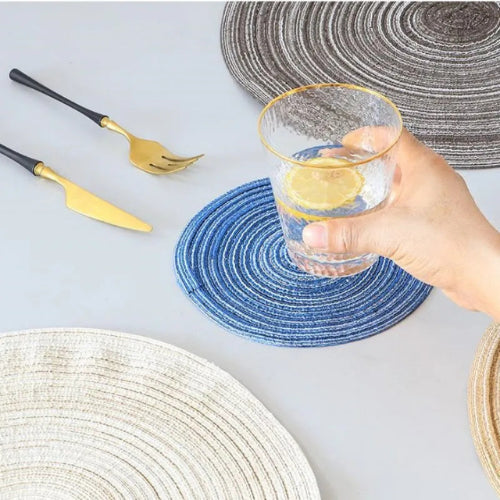 Sets de table ronds en lin | Antiderapants, lavables, style naturel - Verdyo_
"Sets de table ronds en lin"
"Accessoires table antidérapants"
"Produits écoresponsables pour table"
"Décoration de table naturelle"
"Sets de table lavables et durables"
"Lin naturel pour décoration"
"Protection de table élégante"
"Cadeau idéal pour amateurs de décoration"
"Sets de table style naturel"
"Solutions pratiques pour table"
